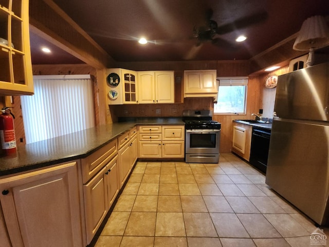 kitchen with light tile patterned floors, sink, ceiling fan, appliances with stainless steel finishes, and kitchen peninsula