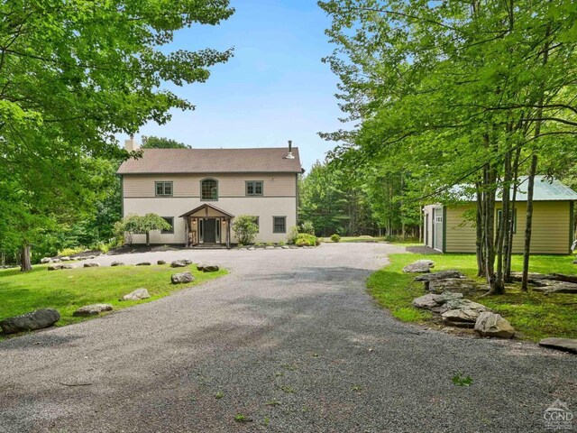 view of side of property featuring a lawn