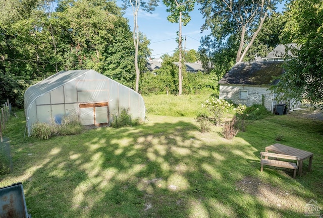 view of yard featuring an outdoor structure