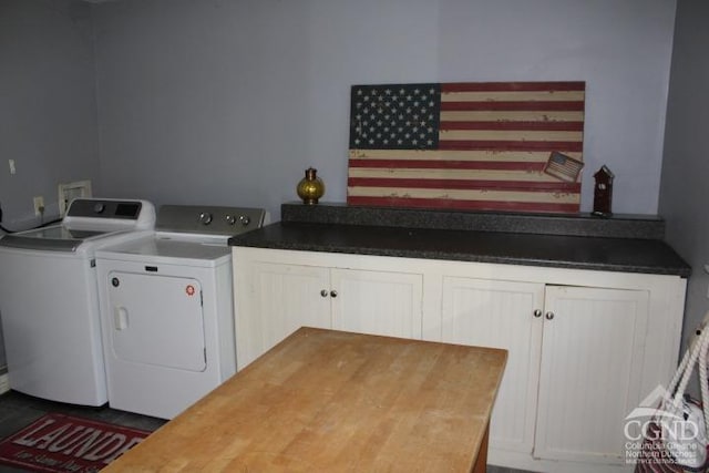 laundry room with cabinets and independent washer and dryer