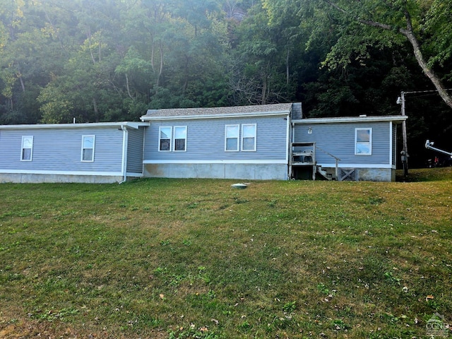 view of front of home featuring a front yard