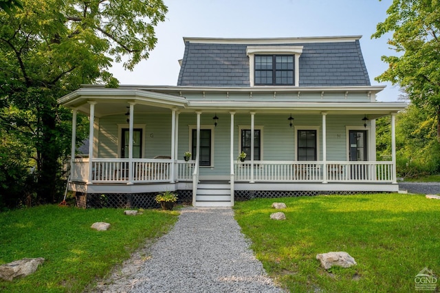 farmhouse-style home featuring a front yard