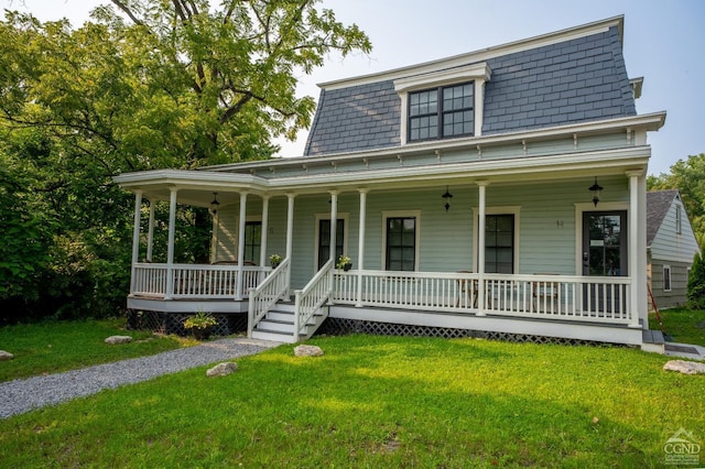 view of front facade with a front lawn