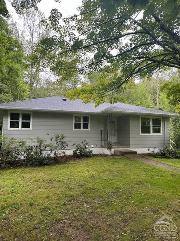 view of front facade featuring a front yard