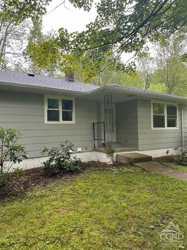 view of front facade featuring a front yard