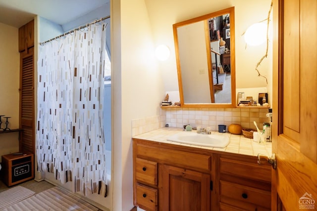 bathroom featuring tasteful backsplash and vanity