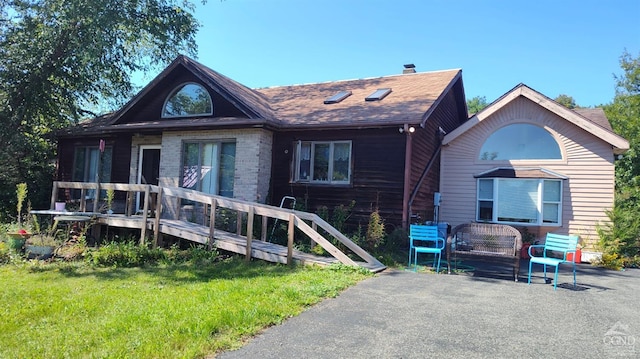 view of front of home featuring a front yard