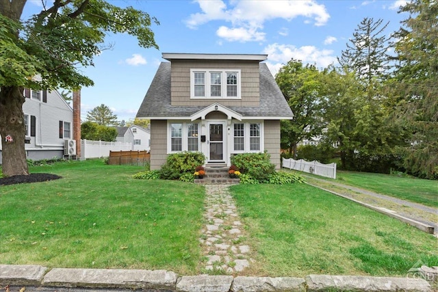 bungalow featuring a front lawn