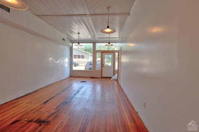 unfurnished room featuring ceiling fan and wood-type flooring