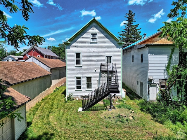 back of house featuring a lawn