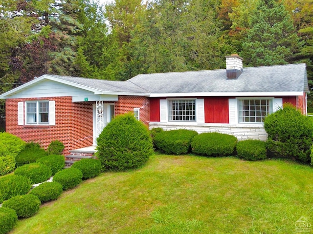 ranch-style home featuring a front lawn