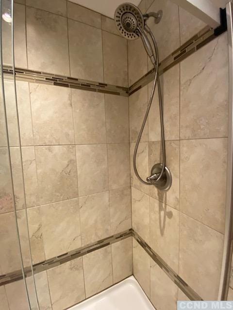 room details featuring tiled shower