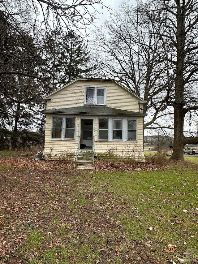 view of front of property featuring a front yard