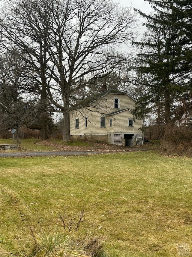 view of side of property featuring a yard