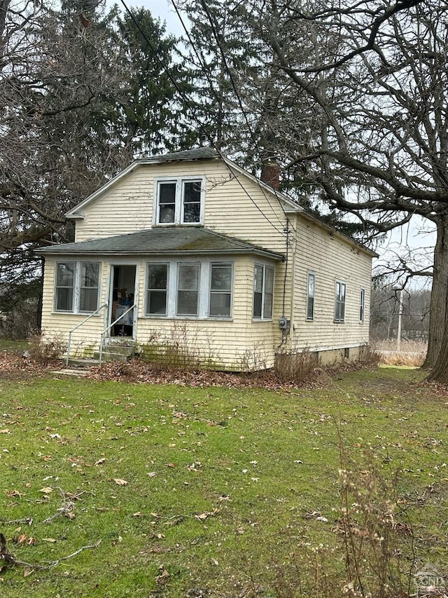 view of front facade with a front yard