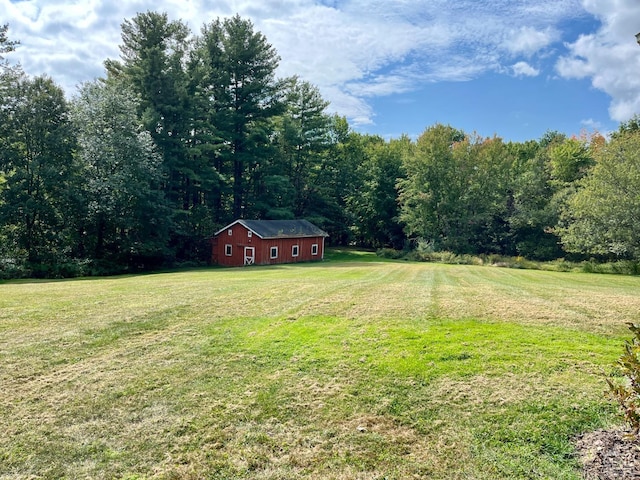view of yard with a view of trees and an outdoor structure