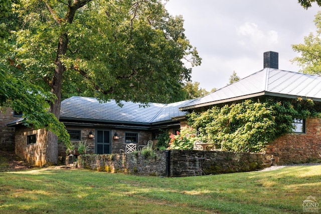exterior space featuring a front yard