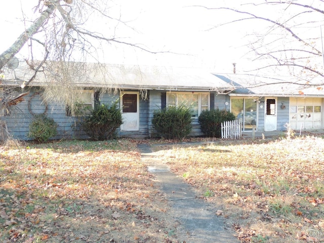 single story home with a front yard