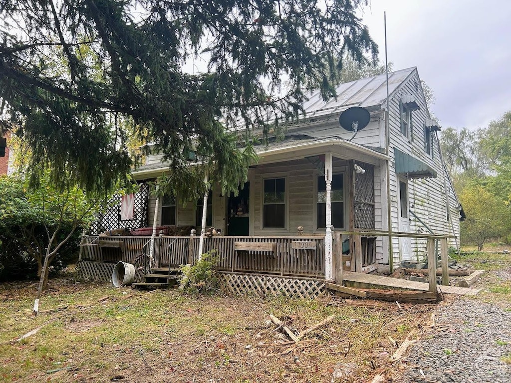 view of front facade featuring a porch