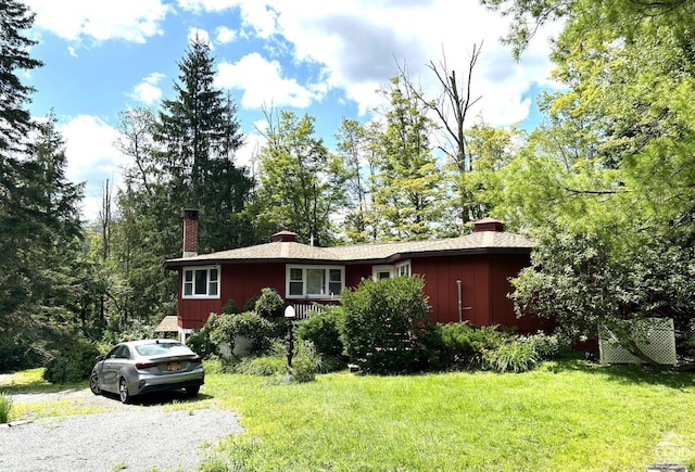 view of front of home featuring a front lawn