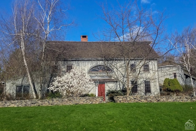 view of front facade with a front lawn