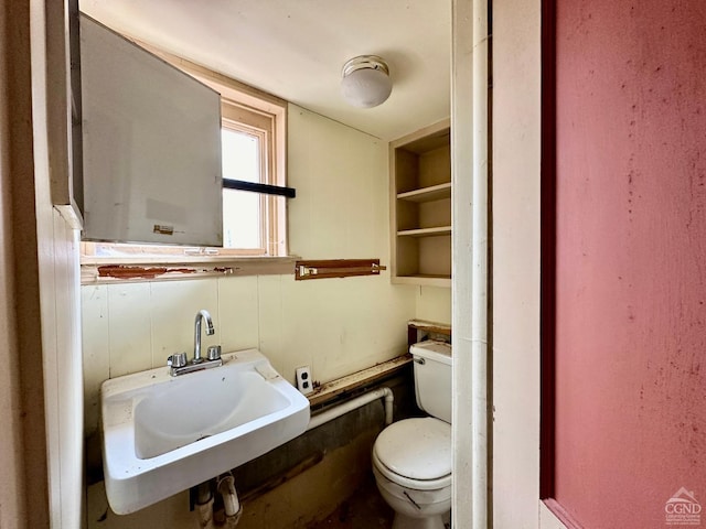 bathroom featuring toilet and sink