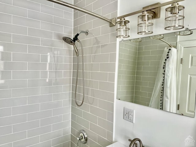 bathroom with shower / bath combo with shower curtain