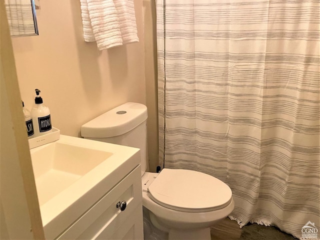 bathroom with a shower with curtain, vanity, and toilet