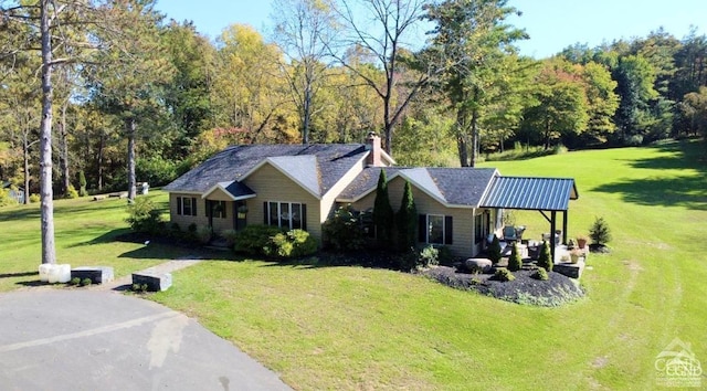 view of front of property featuring a front yard