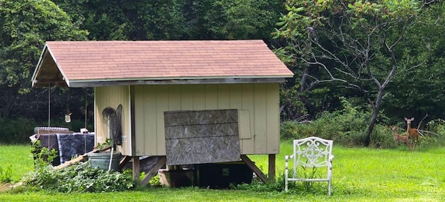 view of outbuilding featuring a yard