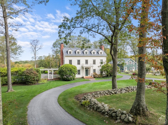 view of front of home with a front lawn