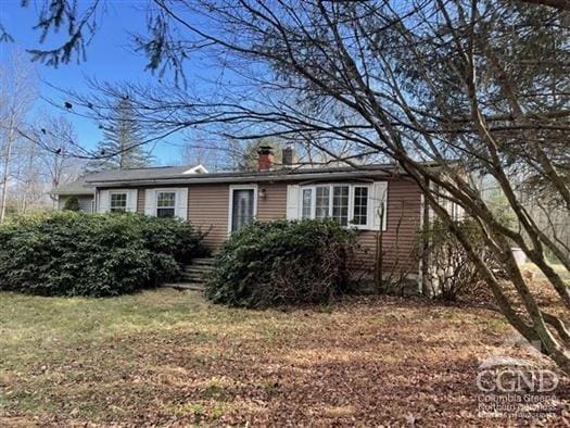 ranch-style home with a front lawn