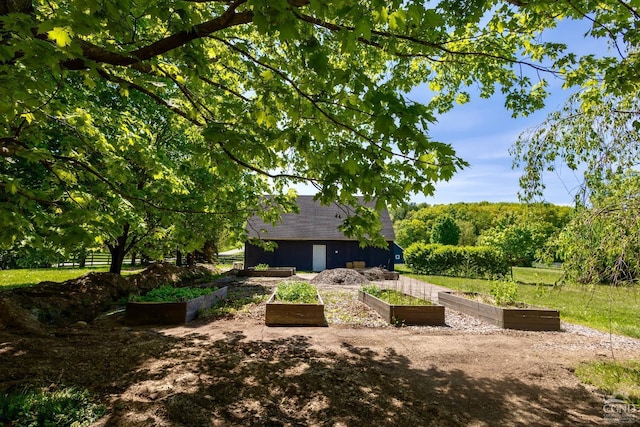 view of yard with an outdoor structure