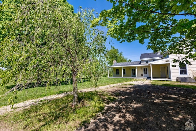 view of front facade featuring a front lawn and covered porch