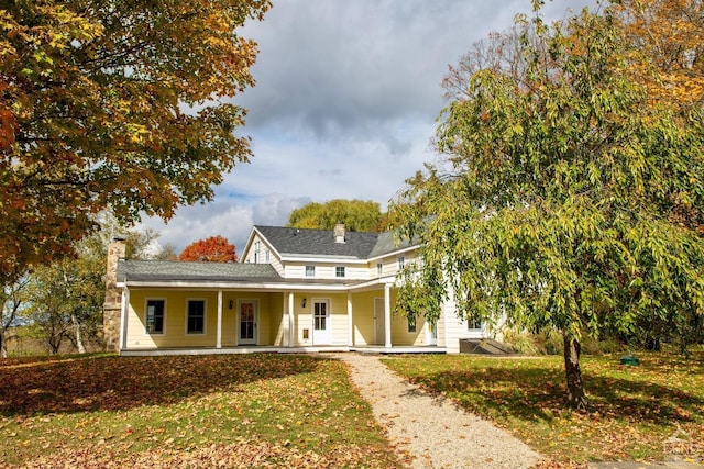 view of front facade with a front lawn