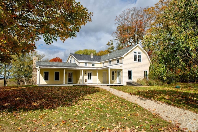 view of front facade featuring a front yard