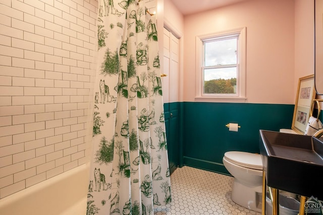 full bathroom featuring tile patterned floors, vanity, toilet, and shower / bathtub combination with curtain