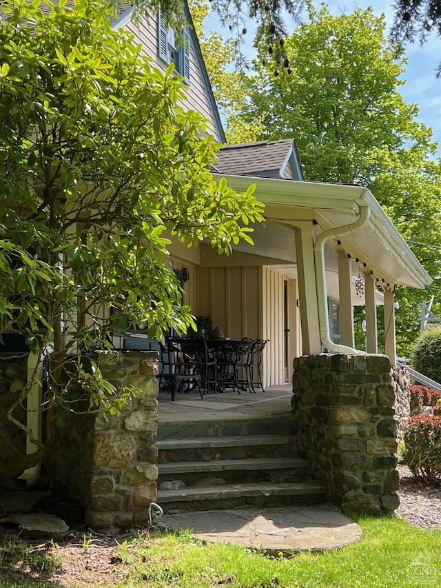 property entrance with covered porch