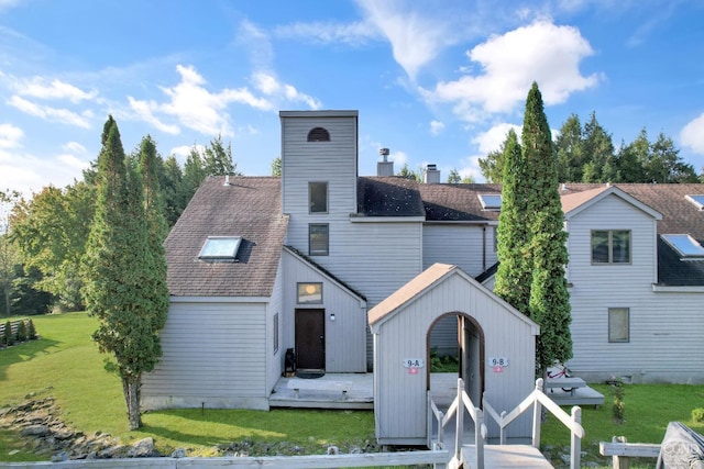 view of front of home featuring a front yard