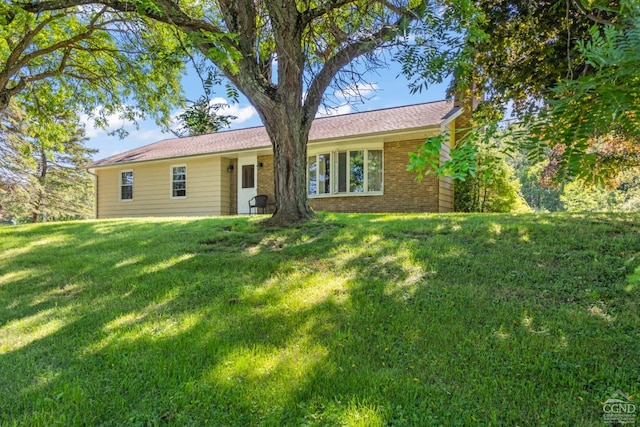 single story home with a front yard