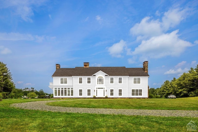 view of front of home featuring a front yard