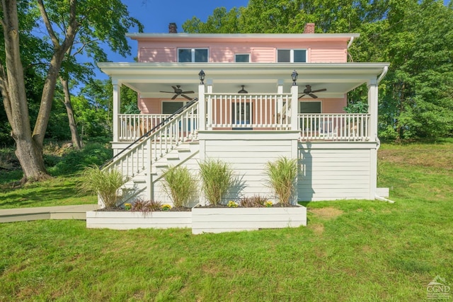 view of front of property with ceiling fan, a front lawn, and covered porch