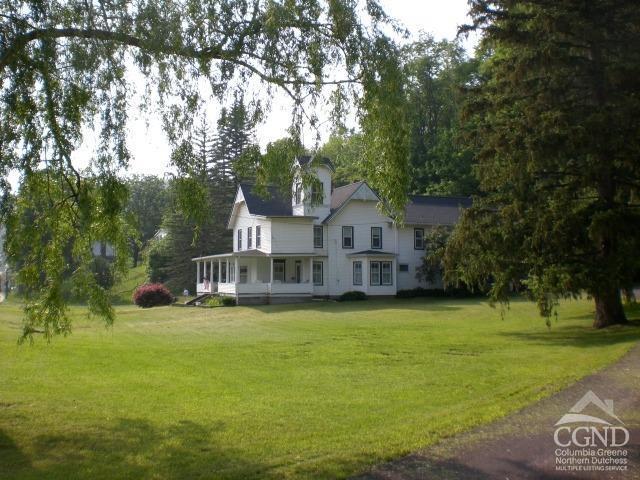 view of front facade featuring a front yard