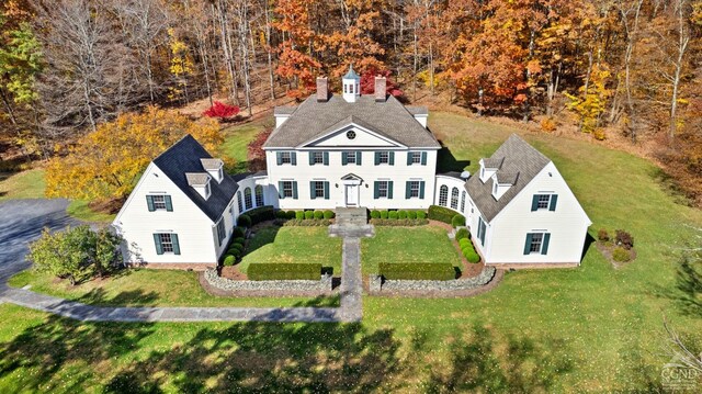 view of front of home featuring a front yard