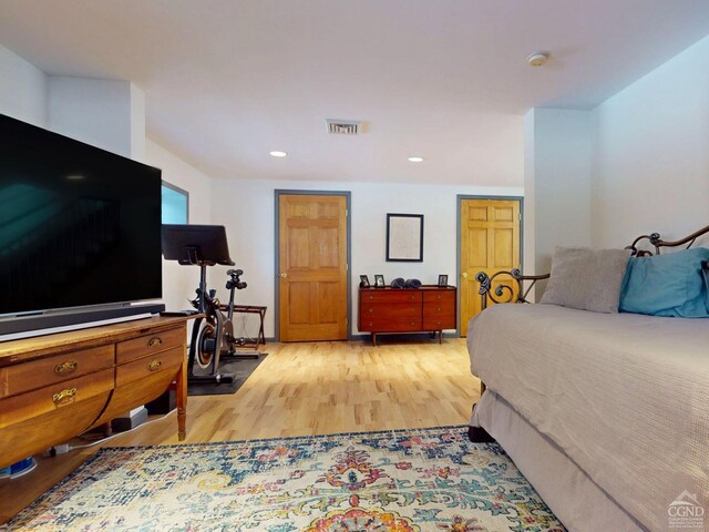 bedroom featuring visible vents, light wood-style flooring, and recessed lighting