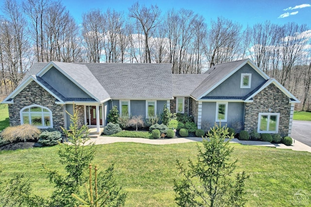 craftsman house with a front lawn