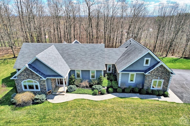 craftsman-style house featuring a front lawn