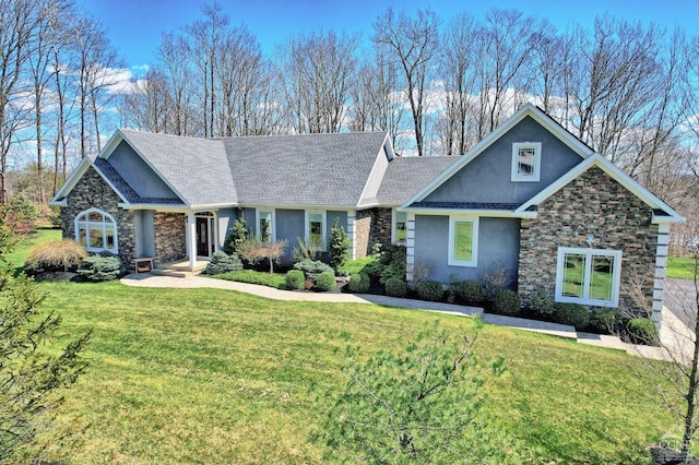 craftsman inspired home featuring a front yard