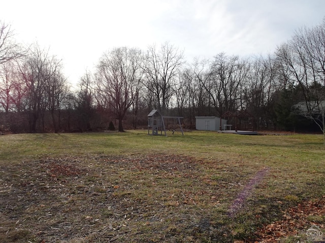 view of yard featuring a storage shed