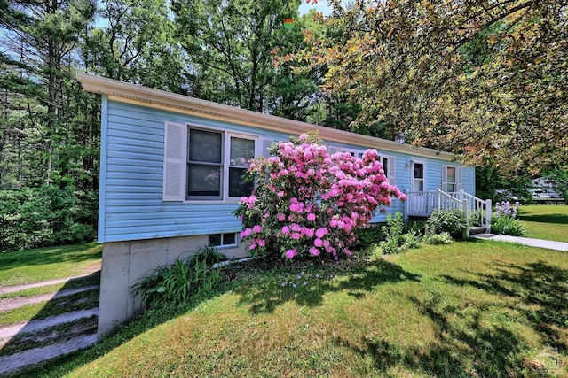 view of front facade featuring a front lawn